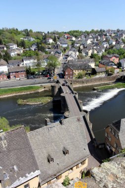 Lahn nehri üzerinde Runkel, Hesse, Almanya.