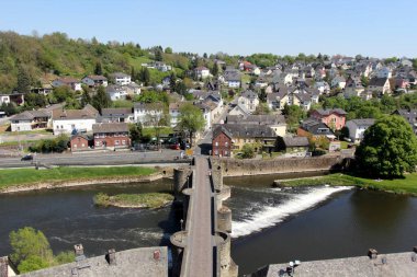 Lahn nehri üzerinde Runkel, Hesse, Almanya.