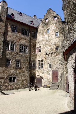 Lahn nehri kıyısındaki Runkel Kalesi, Hesse, Almanya.