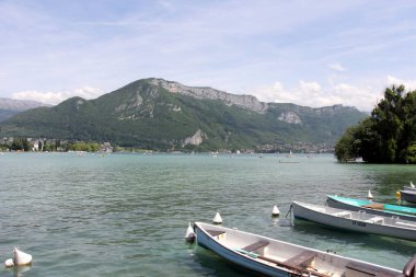 Annecy Gölü ve Alp Dağları manzarası, Fransa.