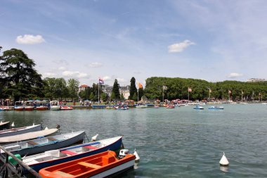 Annecy Gölü ve Alp Dağları manzarası, Fransa.
