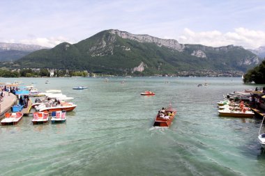 Annecy Gölü ve Alp Dağları manzarası, Fransa.