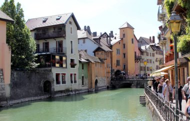 Annecy, Haute Savoie, Fransa 'da bir kanal manzarası.