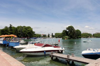 Fransız Alplerindeki Annecy Gölü 'nün güzel manzarası. Annecy, Fransa 'nın güneydoğusunda Auvergne-Rhne-Alpes bölgesinde yer alan Haute-Savoie ilinin en büyük şehridir..