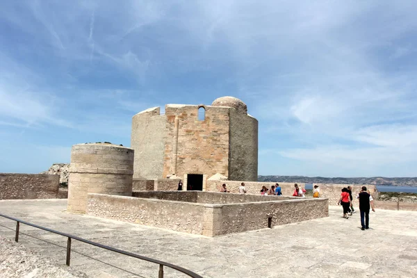 法国马赛的伊夫堡 伊夫堡 Chteau 是一座城堡 后来成为伊夫岛上的一座监狱 它以是亚历山大 杜马斯的冒险小说 基督山伯爵 中的场景之一而闻名 — 图库照片