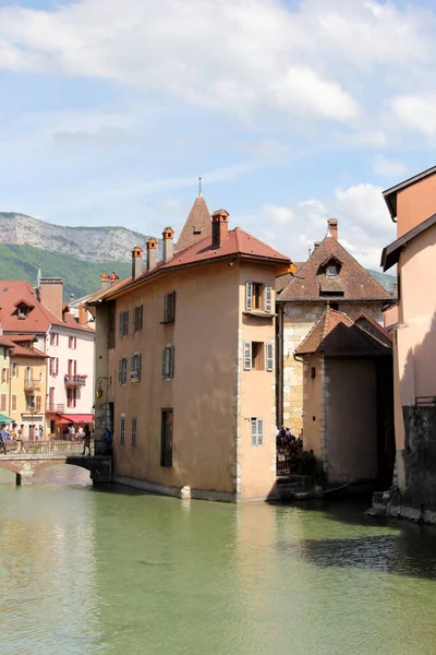 法国上萨伏依Annecy市一条运河的景观 — 图库照片