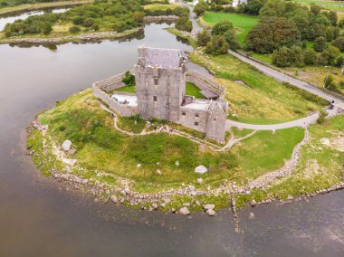Dunguaire Kalesi, Galway Bay, İrlanda en çok fotoğrafı çekilen kalede olduğu düşünülen Güney Doğu kıyısında 16 kule ev bir havadan görünümü.