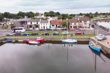 Galway Bay İrlanda Güney Doğu kıyısında yer alan Kinvara, limanda bir havadan görünümü.
