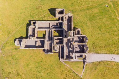 1351 kurulan ve Dublin County Galway yakınında yer alan, Ross Errilly Friary tiyatrosuyla Ortaçağ manastır siteler İrlanda biridir.