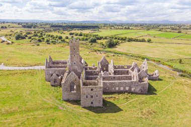 1351 kurulan ve Dublin County Galway yakınında yer alan, Ross Errilly Friary tiyatrosuyla Ortaçağ manastır siteler İrlanda biridir.