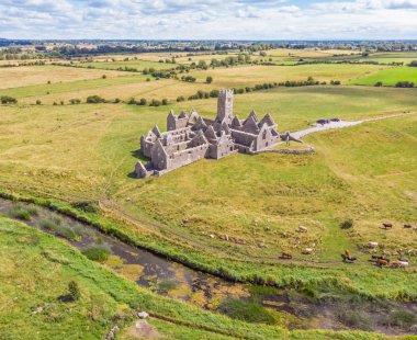 1351 kurulan ve Dublin County Galway yakınında yer alan, Ross Errilly Friary tiyatrosuyla Ortaçağ manastır siteler İrlanda biridir.