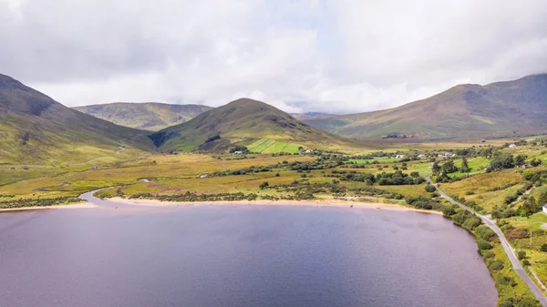 アイルランドのコネマラ地区に風光明媚な湖 Nafooey の航空写真 — ストック写真