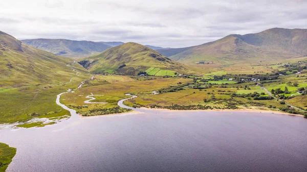 アイルランドのコネマラ地区に風光明媚な湖 Nafooey の航空写真 — ストック写真