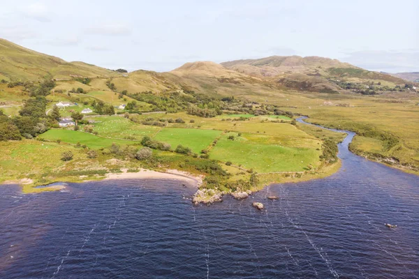 アイルランドのコネマラ地区に風光明媚な湖 Nafooey の航空写真 — ストック写真