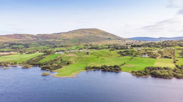 アイルランドのコネマラ地区にある湖のほとりの牧草地の空中写真 — ストック写真