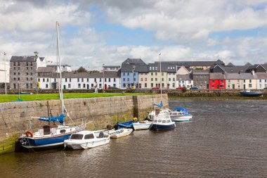 Long Walk Galway, İrlanda için doğru nehir Corrib genelinde Claddagh görünümünden.