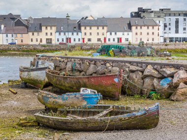 Nehir Corrib Galway İrlanda Claddagh alanının yanındaki bir tekne mezarlık.