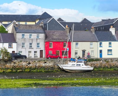 Galway, İrlanda - 3 Ağustos 2018: Long Walk Galway, İrlanda için doğru nehir Corrib genelinde Claddagh görünümünden.