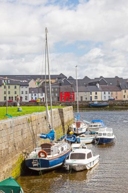 Galway, İrlanda - 18 Ağustos 2012: Long Walk Galway, İrlanda için doğru nehir Corrib genelinde Claddagh görünümünden.