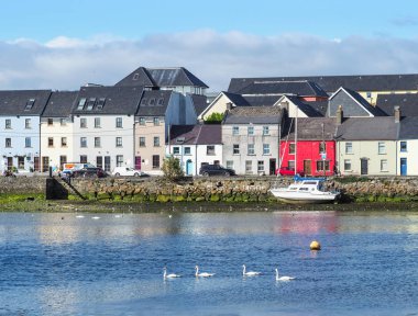 Galway, İrlanda - 3 Ağustos 2018: Long Walk Galway, İrlanda olarak bilinen sokak doğru nehir Corrib genelinde Claddagh Havzası görünümünden.