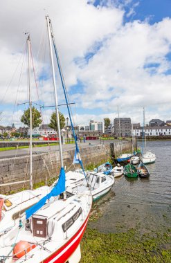 Galway, İrlanda - 18 Ağustos 2012: Long Walk Galway, İrlanda için doğru nehir Corrib genelinde Claddagh görünümünden.