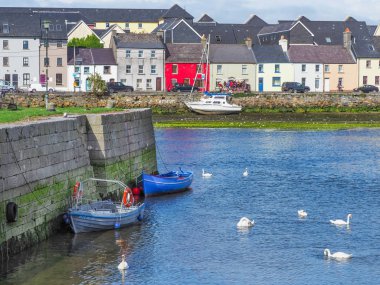 Galway, İrlanda - 3 Ağustos 2018: Long Walk Galway, İrlanda olarak bilinen sokak doğru nehir Corrib genelinde Claddagh Havzası'ndan bir görünüm.