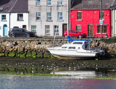 Galway, İrlanda - 3 Ağustos 2018: River Corrib ve Long Walk Galway, İrlanda olarak bilinen sokak.