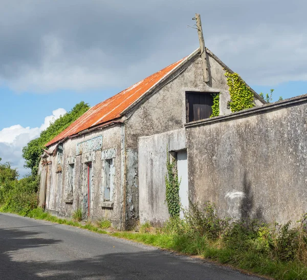 被遗弃的汉龙的商店建筑旁边的一条乡间小路附近的 Headford 在县戈尔韦 爱尔兰 — 图库照片
