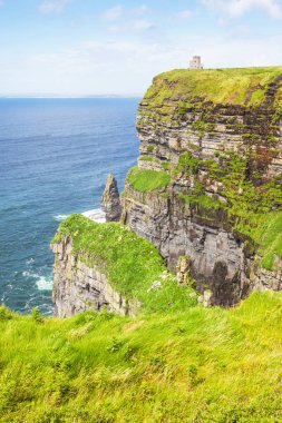 214-metre yüksek kayalıklarla moher county clare, İrlanda'nın en çok ziyaret edilen doğal cazibe vardır.