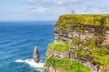 214-metre yüksek kayalıklarla moher county clare, İrlanda'nın en çok ziyaret edilen doğal cazibe vardır.