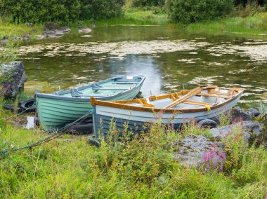 County Galway, İrlanda Dublin şehir yakınındaki Kilbeg iskelede kürekli tekneler.