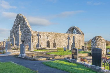 Dublin County Galway, İrlanda, yanında Killursa kilise tarih 12 ya da 13. yüzyılda düşünülmektedir. 7. yüzyıl manastır kalıntıları yapısına çalıştı inanılıyor.