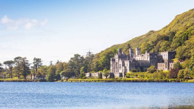 Kylemore kalede Connemara, County Galway, İrlanda gerekçesiyle bir Benedictine Manastırı Kylemore oldu. Abbey yüzleri Pollacappall Lough üzerine.