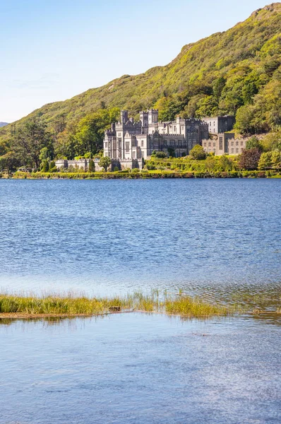 カイルモア修道院は カイルモアの城 アイルランドのゴールウェイ州コネマラの敷地内のベネディクト会修道院です 修道院は Pollacappall 湖に接しています — ストック写真