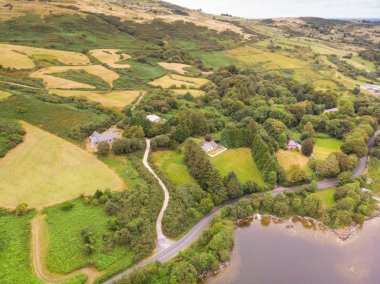 Ev ve R345 yol ve Lough Corrib County Galway İrlanda Connemara bölgedeki bakan çiftlikleri bir havadan görünümü.