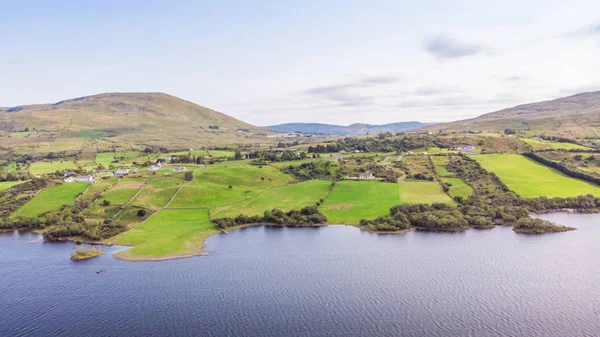 カウンティーメイヨー アイルランドのゴールウェイ州の国境にマスク風光明媚な湖を見渡す農場 — ストック写真