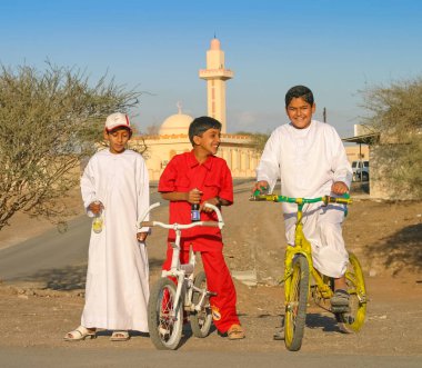 Al Ghail, Birleşik Arap Emirlikleri - 16 Ocak 2004: Ras al Khaimah, Birleşik Arap Emirlikleri Emirliği Al Ghail köyü oynarken üç genç Arap Erkek.