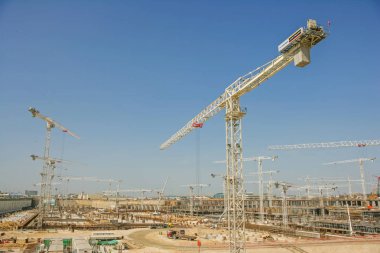 Dubai, Birleşik Arap Emirlikleri - 8 Şubat 2005: Vinçler erken bu yüzyılın Dubai Binası patlama sırasında bir genişlik.