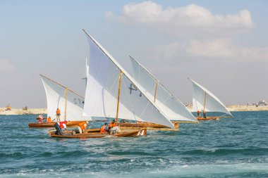 Dubai, Birleşik Arap Emirlikleri - 31 Aralık 2004: Birleşik Arap Emirlikleri Dubai kapalı yarış küçük geleneksel dhows.