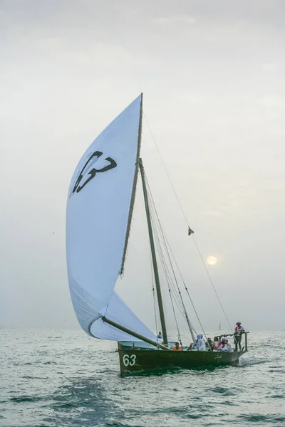 Dubai Uae December 2004 Traditional Racing Dhow Approaching Finishing Line — Stock Photo, Image