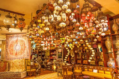 Dubai, Birleşik Arap Emirlikleri - 22 Mayıs 2011: Bir ekran Mall of Emirates Dubai, Suudi Arabistan içinde dükkanında Arap malların.