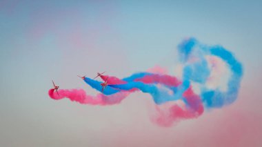 Dubai, Birleşik Arap Emirlikleri - 11 Kasım 2007: Red Arrows akrobasi ekibi Kraliyet Hava Bae Hawk Uçak itibariyle Birleşik Arap Emirlikleri Dubai Airshow performans kuvvetleri.