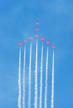 Dubai, Birleşik Arap Emirlikleri - 11 Kasım 2007: Red Arrows akrobasi ekibi Kraliyet Hava Bae Hawk Uçak Birleşik Arap Emirlikleri Dubai üzerinden performans kuvvetleri.