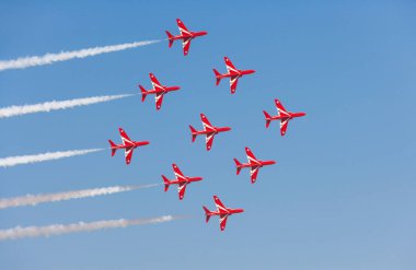Dubai, Birleşik Arap Emirlikleri - 11 Kasım 2007: Kraliyet Hava Kuvvetleri Red Arrows akrobasi ekibi onların Bae Hawk Uçak Dubai uçar.