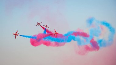 Dubai, Birleşik Arap Emirlikleri - 11 Kasım 2007: Kraliyet Hava Kuvvetleri Red Arrows akrobasi ekibi onların Bae Hawk Uçak Dubai uçar.