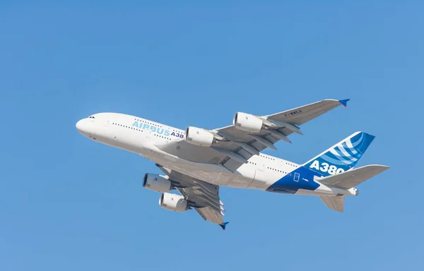 Dubai Förenade Arabemiraten November 2007 Airbus A380 Flyger Låg Höjd — Stockfoto