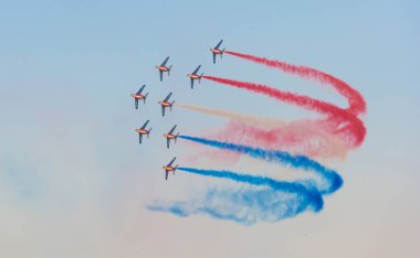 Dubai, Birleşik Arap Emirlikleri, Kasım 11, 2007: Dünyanın en eski akrobasi gösteri ekibi, Fransız Patrouille de France, BAE Dubai üzerinde uçan.