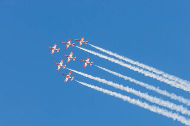 Dubai, Birleşik Arap Emirlikleri - 11 Kasım 2007: İspanyol Hava Kuvvetleri Akrobasi ekibi, Patrulla Dubai uçan Aguila (kartal devriye). Yedi Casa C-101 Aviojets uçan, takım onun oluşumu inişler için bilinir.