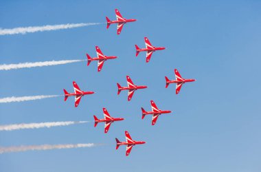 Dubai, Birleşik Arap Emirlikleri - 11 Kasım 2007: Dubai Bae Hawk uçakta yolculuk Kraliyet Hava Kuvvetleri Red Arrows akrobasi ekibi.