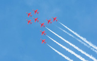 Dubai, Birleşik Arap Emirlikleri - 11 Kasım 2007: Dubai kendi Bae Hawk uçakta yolculuk Kraliyet Hava Kuvvetleri Red Arrows akrobasi ekibi.